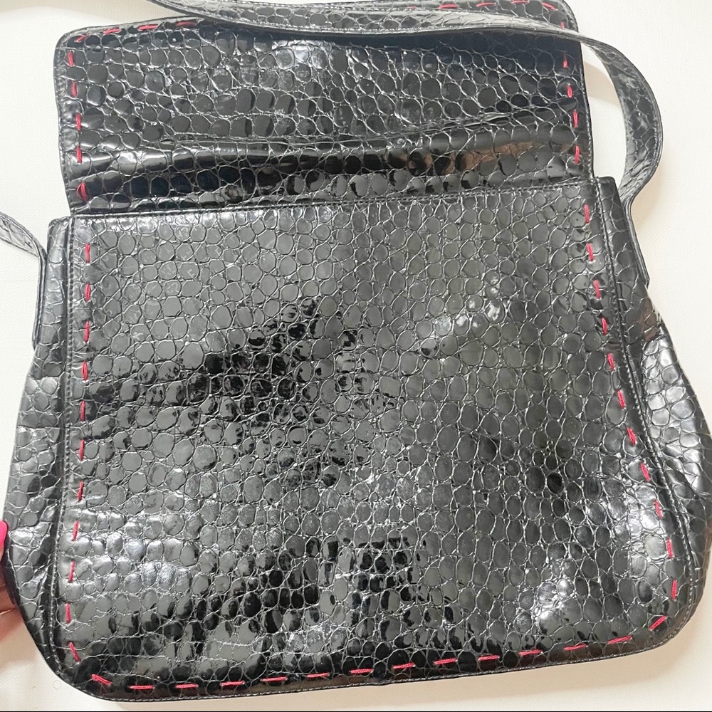 BCBG MAX AZRIA BLACK ITALIAN LEATHER SHOULDER BAG RED STITCHING RED INTERIOR - Picture 4 of 12